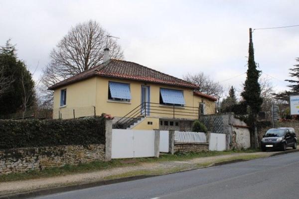 Maison à rénover semi-enterrée avec jardin – 2/3 chambres – garage + dépendance.