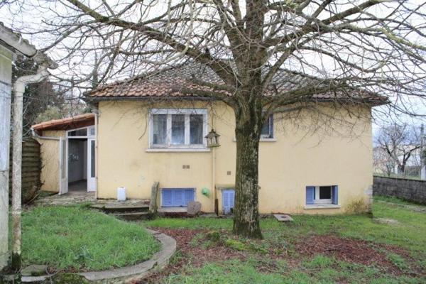 Maison à rénover semi-enterrée avec jardin – 2/3 chambres – garage + dépendance.