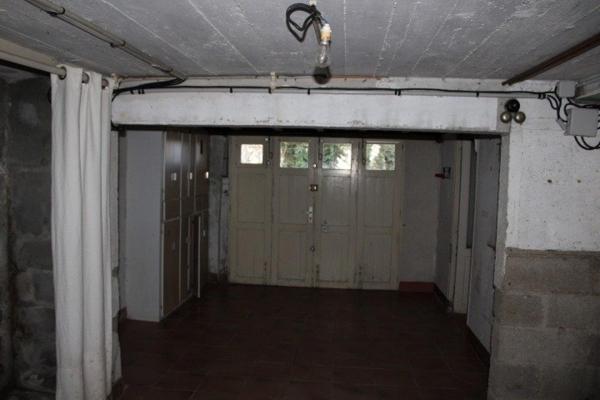 Maison à rénover semi-enterrée avec jardin – 2/3 chambres – garage + dépendance.