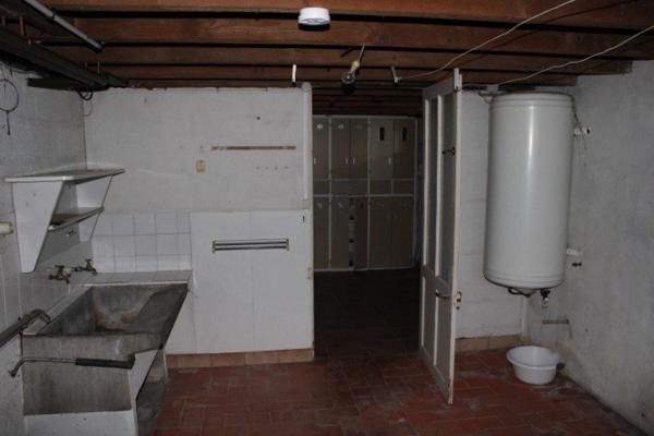 Maison à rénover semi-enterrée avec jardin – 2/3 chambres – garage + dépendance.