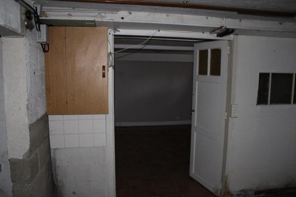 Maison à rénover semi-enterrée avec jardin – 2/3 chambres – garage + dépendance.