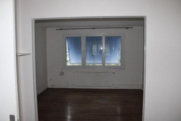 Maison à rénover semi-enterrée avec jardin – 2/3 chambres – garage + dépendance.