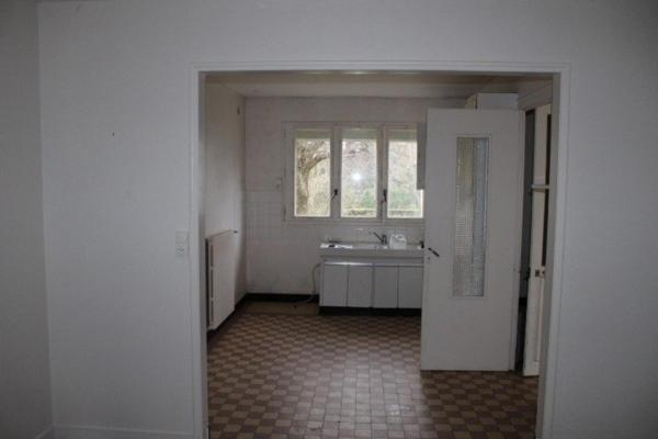 Maison à rénover semi-enterrée avec jardin – 2/3 chambres – garage + dépendance.