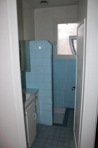 Maison à rénover semi-enterrée avec jardin – 2/3 chambres – garage + dépendance.