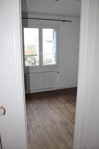 Maison à rénover semi-enterrée avec jardin – 2/3 chambres – garage + dépendance.