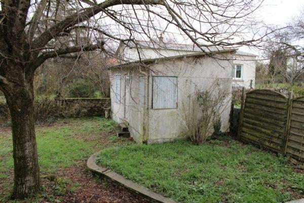 Maison à rénover semi-enterrée avec jardin – 2/3 chambres – garage + dépendance.