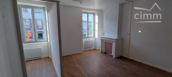 En plein cœur de Chabeuil local commercial en location de 68 m² sur deux niveaux.