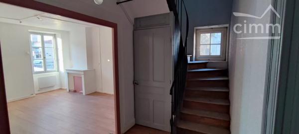 En plein cœur de Chabeuil local commercial en location de 68 m² sur deux niveaux.