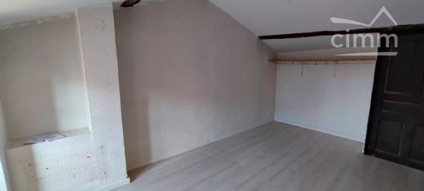 En plein cœur de Chabeuil local commercial en location de 68 m² sur deux niveaux.