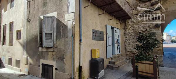En plein cœur de Chabeuil local commercial en location de 68 m² sur deux niveaux.