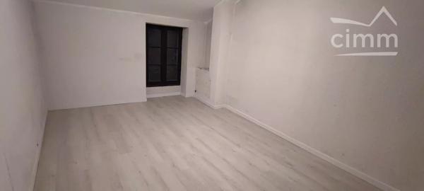 En plein cœur de Chabeuil local commercial en location de 68 m² sur deux niveaux.