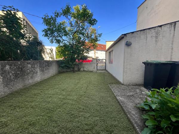 Immeuble avec local commercial et appartement T2 à Sarralbe
