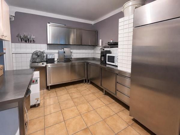 Immeuble avec local commercial et appartement T2 à Sarralbe