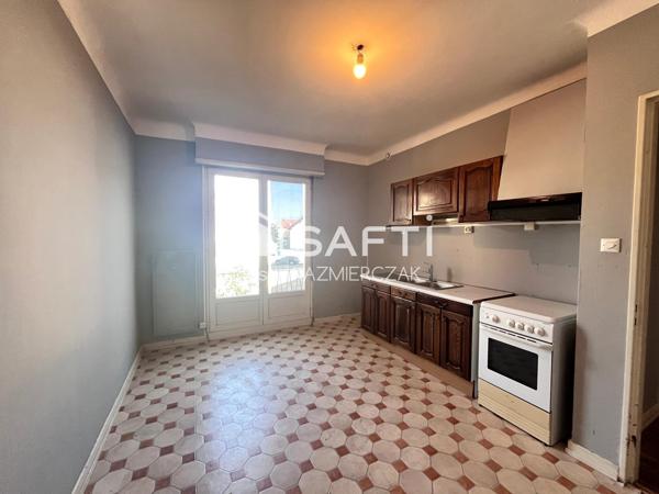 Immeuble avec local commercial et appartement T2 à Sarralbe