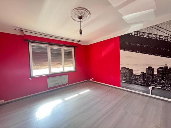 Immeuble avec local commercial et appartement T2 à Sarralbe