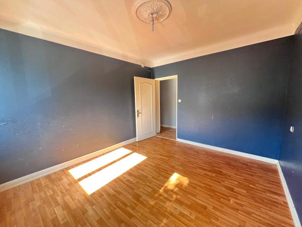Immeuble avec local commercial et appartement T2 à Sarralbe