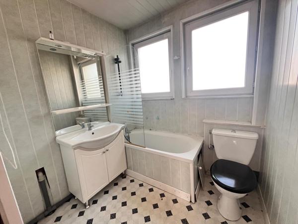 Immeuble avec local commercial et appartement T2 à Sarralbe