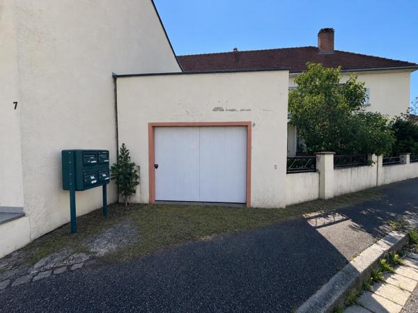 Immeuble avec local commercial et appartement T2 à Sarralbe
