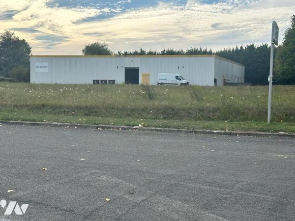 Bâtiment industriel d'environ 1500 m² à vendre dans la zone d'activités de BRAY SUR SOMME à pro...