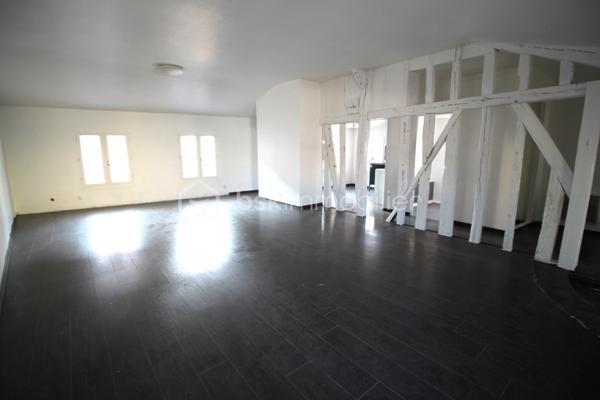 Appartement Type 4 Centre Ville

Appartement de Type 4 dans une petite copropriété avec faibles charges en centre ville de Châlons en Champagne
Composé :
d'une Entrée avec placard qui dessert un vaste Salon/salle à
manger très lumineux ouvert sur la cuisine
1 Chambre, 1 Bureau, Salle de bain, WC
Cave
Il est situé au 3 -ème et dernier étage
Les Charges de copropriétés s'élèvent à 705.07 euros annuel

Cette annonce vous est présentée par votre agent commercial BSK Immobilier JÉROME JOUAULT (EI) immatriculé au RSAC de CHALONS-EN-CHAMPAGNE (51000) sous le numéro 88834723400039.

Prix du bien : 63 500,00 €
Les honoraires d'agence sont à la charge du vendeur.