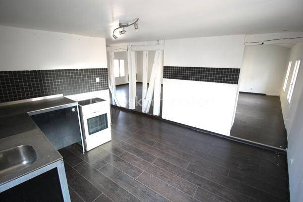 Appartement Type 4 Centre Ville

Appartement de Type 4 dans une petite copropriété avec faibles charges en centre ville de Châlons en Champagne
Composé :
d'une Entrée avec placard qui dessert un vaste Salon/salle à
manger très lumineux ouvert sur la cuisine
1 Chambre, 1 Bureau, Salle de bain, WC
Cave
Il est situé au 3 -ème et dernier étage
Les Charges de copropriétés s'élèvent à 705.07 euros annuel

Cette annonce vous est présentée par votre agent commercial BSK Immobilier JÉROME JOUAULT (EI) immatriculé au RSAC de CHALONS-EN-CHAMPAGNE (51000) sous le numéro 88834723400039.

Prix du bien : 63 500,00 €
Les honoraires d'agence sont à la charge du vendeur.