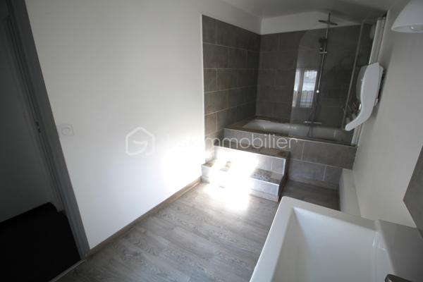 Appartement Type 4 Centre Ville

Appartement de Type 4 dans une petite copropriété avec faibles charges en centre ville de Châlons en Champagne
Composé :
d'une Entrée avec placard qui dessert un vaste Salon/salle à
manger très lumineux ouvert sur la cuisine
1 Chambre, 1 Bureau, Salle de bain, WC
Cave
Il est situé au 3 -ème et dernier étage
Les Charges de copropriétés s'élèvent à 705.07 euros annuel

Cette annonce vous est présentée par votre agent commercial BSK Immobilier JÉROME JOUAULT (EI) immatriculé au RSAC de CHALONS-EN-CHAMPAGNE (51000) sous le numéro 88834723400039.

Prix du bien : 63 500,00 €
Les honoraires d'agence sont à la charge du vendeur.