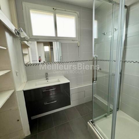 Appartement 3 chambres avec balcon, cave et stationnement