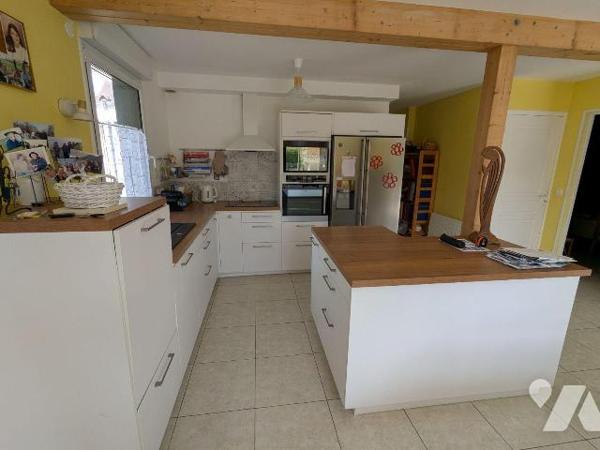 Maison à vendre en plein coeur du centre-ville de Nogent-le-Rotrou (28400), en Eure-et-Loir. 
...