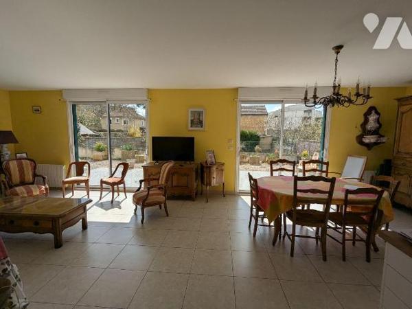 Maison à vendre en plein coeur du centre-ville de Nogent-le-Rotrou (28400), en Eure-et-Loir. 
...