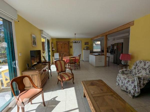 Maison à vendre en plein coeur du centre-ville de Nogent-le-Rotrou (28400), en Eure-et-Loir. 
...