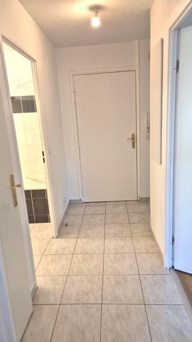 Appartement récent de 3 pièces + Balcon + Asc + Pkgs...