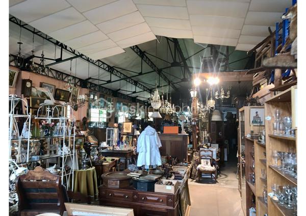 Local d activites de 636 m²