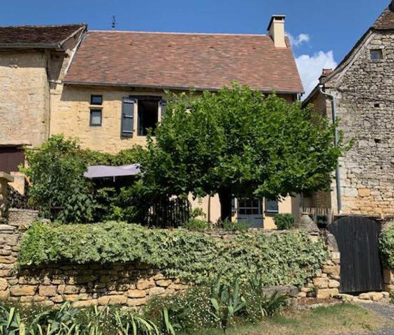 Maison ancienne - Montignac-lascaux En Périgord Noir, maison "coup de coeur" dans un des plus beaux villages de France. Joli jardin en façade.