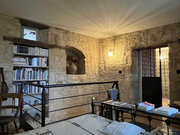 Maison ancienne - Montignac-lascaux En Périgord Noir, maison "coup de coeur" dans un des plus beaux villages de France. Joli jardin en façade.