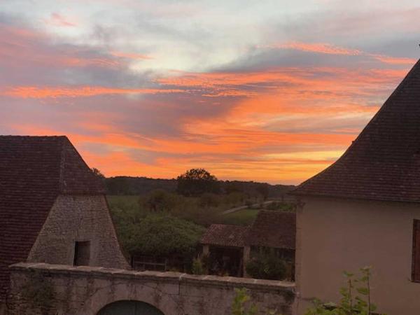 Maison ancienne - Montignac-lascaux En Périgord Noir, maison "coup de coeur" dans un des plus beaux villages de France. Joli jardin en façade.