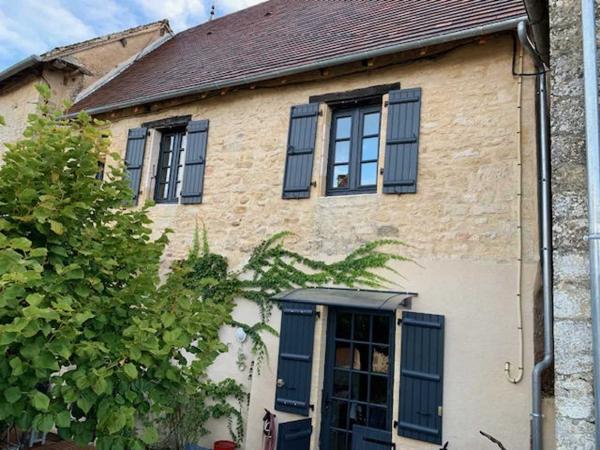 Maison ancienne - Montignac-lascaux En Périgord Noir, maison "coup de coeur" dans un des plus beaux villages de France. Joli jardin en façade.