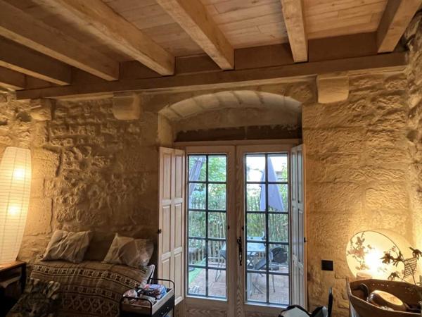Maison ancienne - Montignac-lascaux En Périgord Noir, maison "coup de coeur" dans un des plus beaux villages de France. Joli jardin en façade.