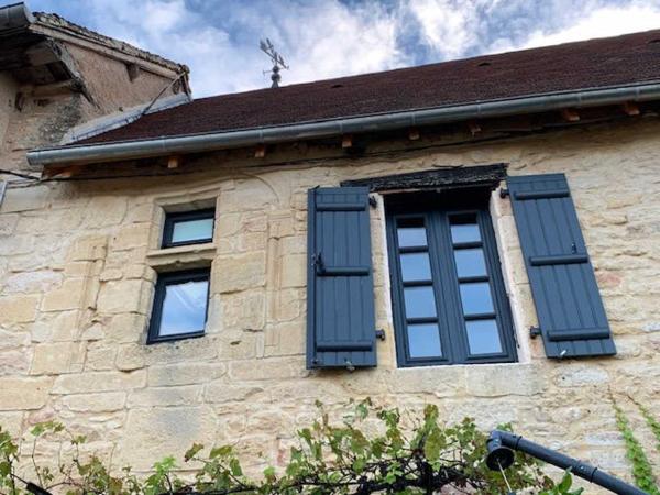 Maison ancienne - Montignac-lascaux En Périgord Noir, maison "coup de coeur" dans un des plus beaux villages de France. Joli jardin en façade.