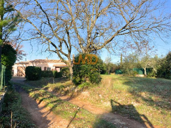 Maison de plain-pied avec jardin et garage à Lorgues