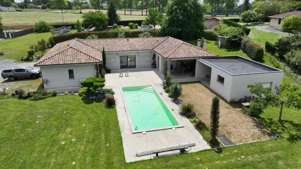 Villa contemporaine de 2017, 4 garages, carport, piscine, pool house, terrain boisé de 8450 M2.