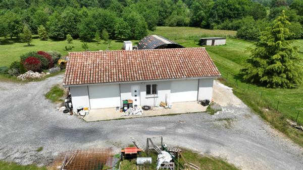 Villa contemporaine de 2017, 4 garages, carport, piscine, pool house, terrain boisé de 8450 M2.