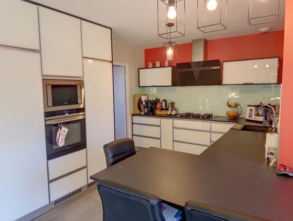 Villa contemporaine de 2017, 4 garages, carport, piscine, pool house, terrain boisé de 8450 M2.