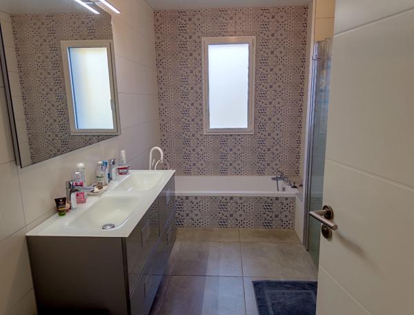 Villa contemporaine de 2017, 4 garages, carport, piscine, pool house, terrain boisé de 8450 M2.