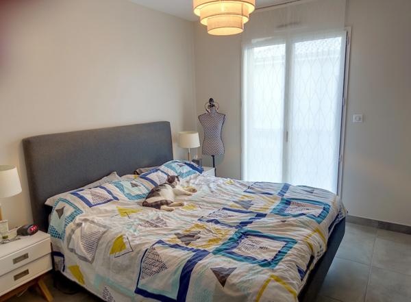 Villa contemporaine de 2017, 4 garages, carport, piscine, pool house, terrain boisé de 8450 M2.