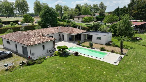 Villa contemporaine de 2017, 4 garages, carport, piscine, pool house, terrain boisé de 8450 M2.
