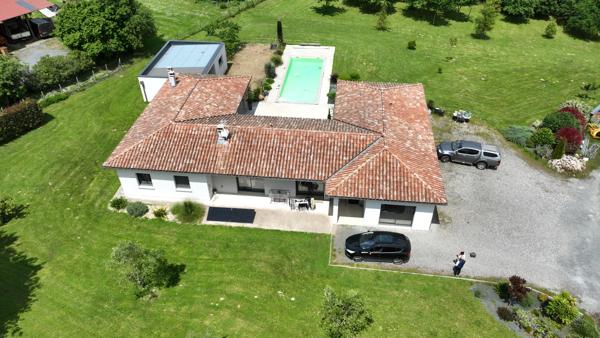 Villa contemporaine de 2017, 4 garages, carport, piscine, pool house, terrain boisé de 8450 M2.