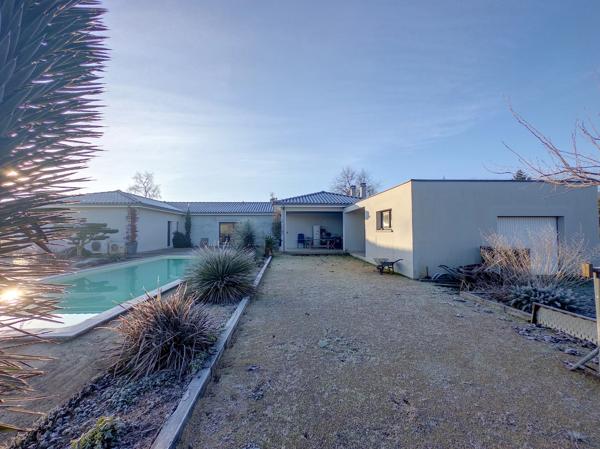 Villa contemporaine de 2017, 4 garages, carport, piscine, pool house, terrain boisé de 8450 M2.