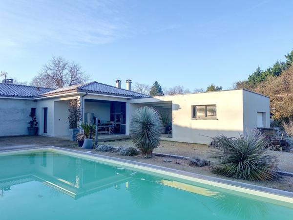 Villa contemporaine de 2017, 4 garages, carport, piscine, pool house, terrain boisé de 8450 M2.