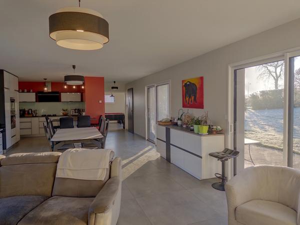 Villa contemporaine de 2017, 4 garages, carport, piscine, pool house, terrain boisé de 8450 M2.