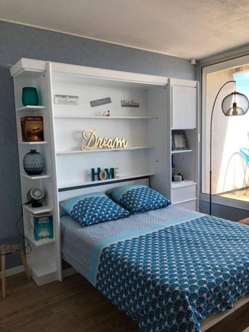 Vue bassin-Rénové-Ascenseur-Terrasse-Parking-Cave.